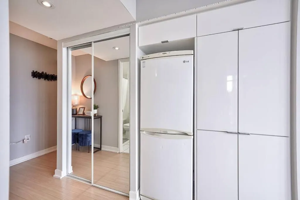 Entertainment District 1 Bedroom Free Parking Dt Toronto 0*,  Canada